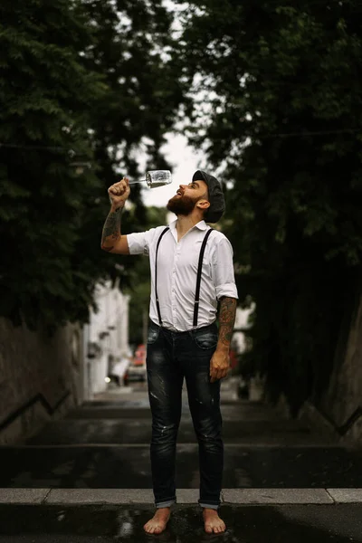 Joven Barbudo Tatuado Bebiendo Vino Una Copa Calle Tipo Romántico — Foto de Stock