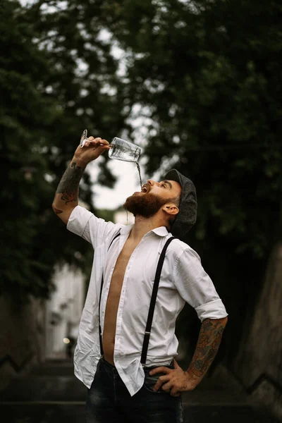 Молодой Бородатый Татуированный Мужчина Пьет Вино Бокала Улице Романтик Белой — стоковое фото