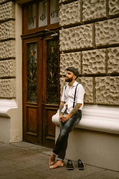 Joven Barbudo Tatuado Tipo Romántico Con Camisa Blanca Gorra Tirantes — Foto de Stock