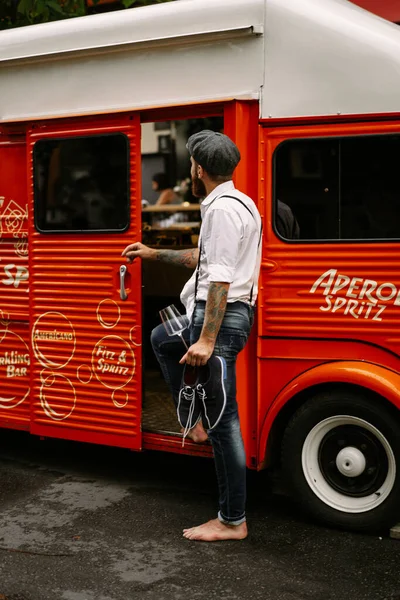 Joven Barbudo Tatuado Tipo Romántico Con Camisa Blanca Gorra Tirantes — Foto de Stock