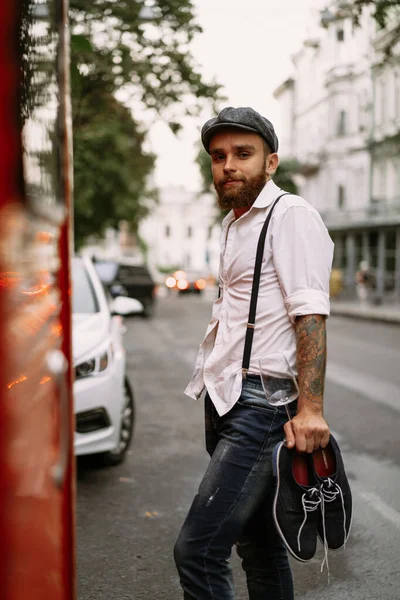 Joven Barbudo Tatuado Tipo Romántico Con Camisa Blanca Gorra Tirantes —  Fotos de Stock