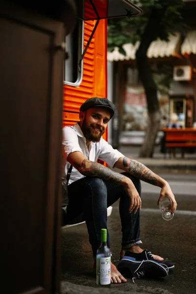 Joven Barbudo Tatuado Tipo Romántico Con Camisa Blanca Gorra Tirantes — Foto de Stock