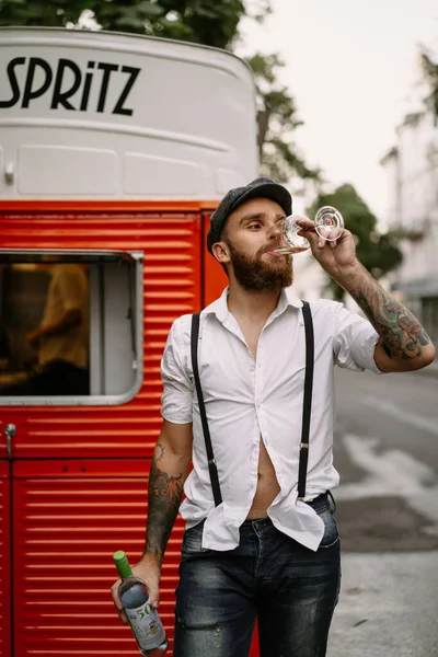 턱수염의 남자의 셔츠에 모자와 멜빵을 로맨틱 최고급 린더스 구식이고 역본이고 — 스톡 사진