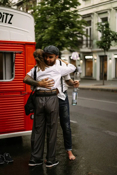 Egy Fiatal Férfi Fehér Ingben Sapkában Egy Nővel Utcán Poharakból — Stock Fotó