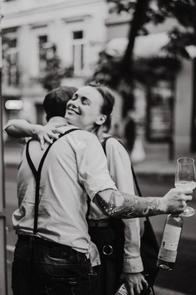 셔츠를 길거리에 여자와 모자를 남자가 안경으로 와인을 마신다 친구들의 — 스톡 사진