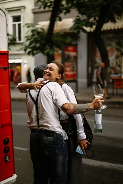 Joven Con Una Camisa Blanca Una Gorra Con Una Mujer —  Fotos de Stock