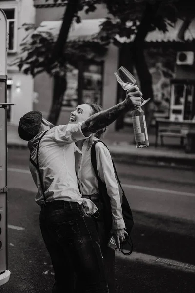 Egy Fiatal Férfi Fehér Ingben Sapkában Egy Nővel Utcán Poharakból — Stock Fotó
