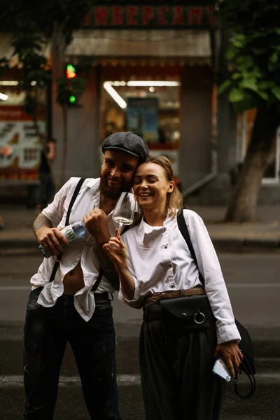 Mladý Muž Bílé Košili Čepici Ženou Ulici Pije Víno Brýlí — Stock fotografie