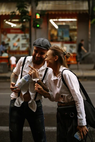 Mladý Muž Bílé Košili Čepici Ženou Ulici Pije Víno Brýlí — Stock fotografie