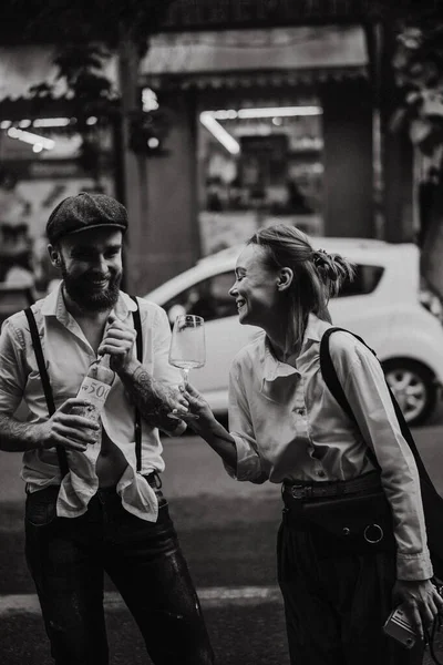 Beyaz Gömlekli Şapkalı Genç Bir Adam Sokakta Bir Kadınla Birlikte — Stok fotoğraf