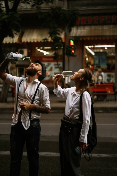 Jovem Camisa Branca Boné Com Uma Mulher Rua Bebe Vinho — Fotografia de Stock