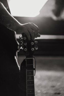 Genç sokak müzisyeni gitar çalar ve şarkı söyler. Sokak müzisyeni