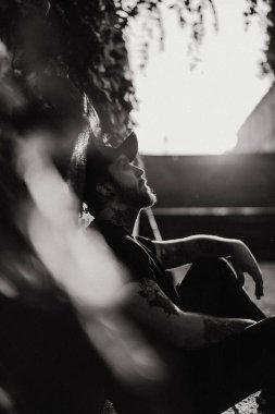 Genç sokak müzisyeni gitar çalar ve şarkı söyler. Sokak müzisyeni