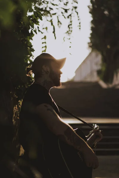 Joven Músico Callejero Toca Guitarra Canta Musicante Callejero — Foto de Stock