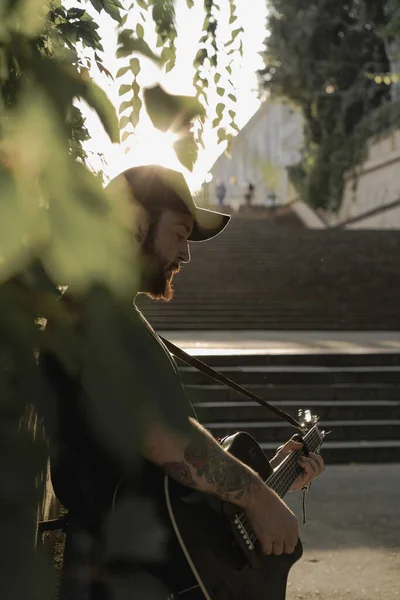 Joven Músico Callejero Toca Guitarra Canta Musicante Callejero — Foto de Stock