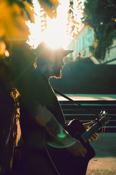 Young Man Street Musician Plays Guitar Sings Street Musicant — Stock Photo, Image