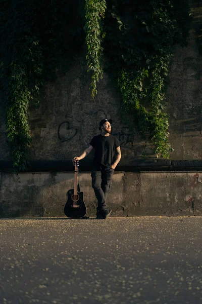 Joven Músico Callejero Toca Guitarra Canta Musicante Callejero — Foto de Stock