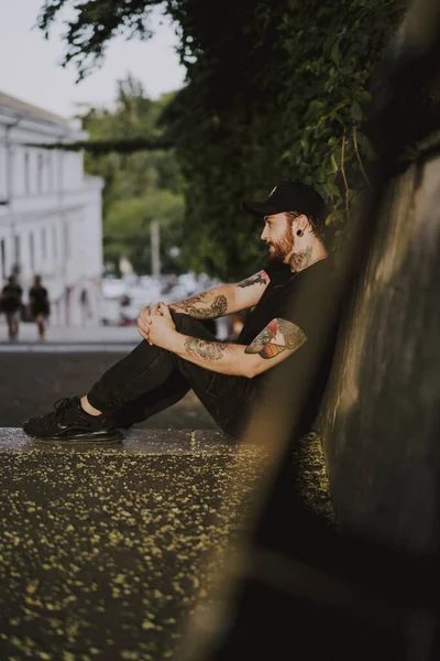 Joven Músico Callejero Toca Guitarra Canta Musicante Callejero —  Fotos de Stock