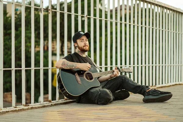 Genç Sokak Müzisyeni Gitar Çalar Şarkı Söyler Sokak Müzisyeni — Stok fotoğraf