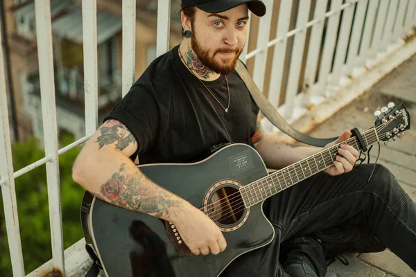 Joven Músico Callejero Toca Guitarra Canta Musicante Callejero — Foto de Stock