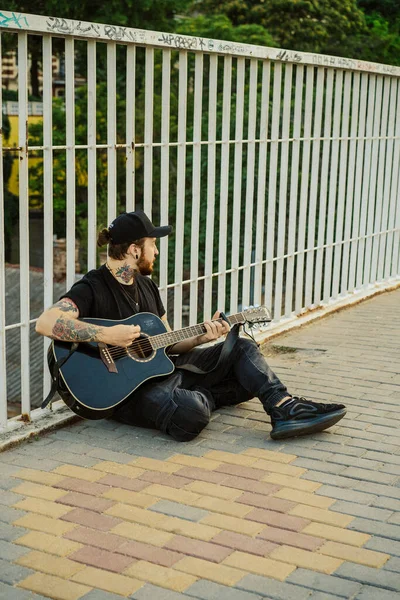 Genç Sokak Müzisyeni Gitar Çalar Şarkı Söyler Sokak Müzisyeni — Stok fotoğraf