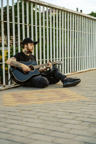 Genç Sokak Müzisyeni Gitar Çalar Şarkı Söyler Sokak Müzisyeni — Stok fotoğraf