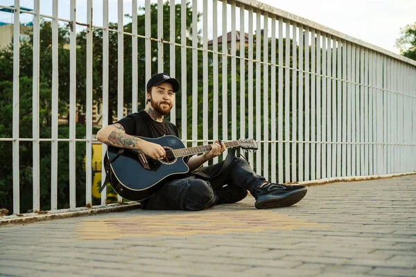 Joven Músico Callejero Toca Guitarra Canta Musicante Callejero — Foto de Stock