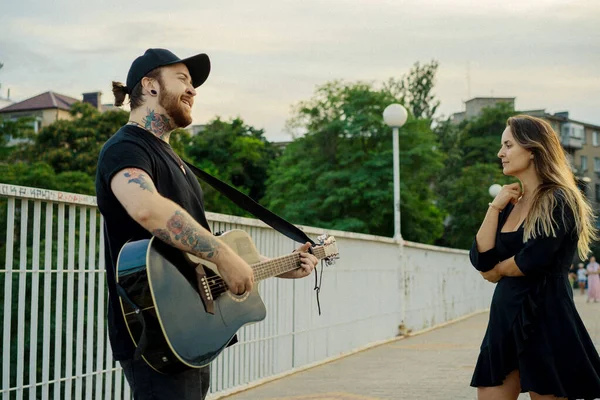 Straßenmusiker Spielt Gitarre Und Singt Straßenmusiker — Stockfoto