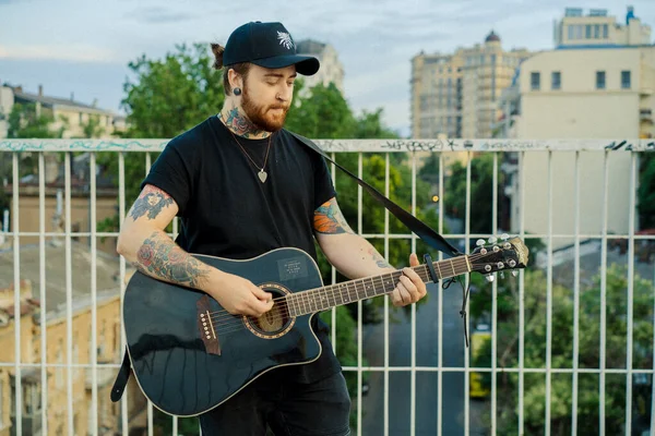 Genç Sokak Müzisyeni Gitar Çalar Şarkı Söyler Sokak Müzisyeni — Stok fotoğraf