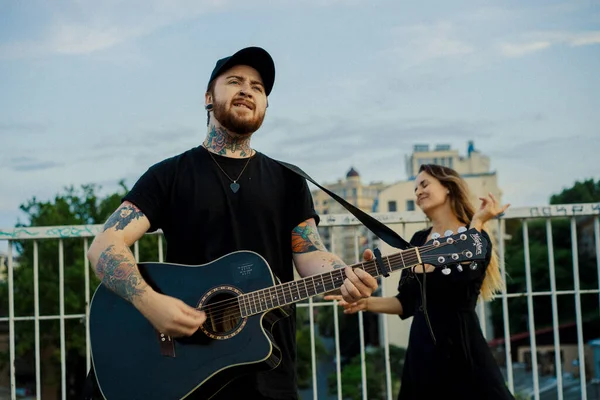 Straßenmusiker Spielt Gitarre Und Singt Straßenmusiker — Stockfoto