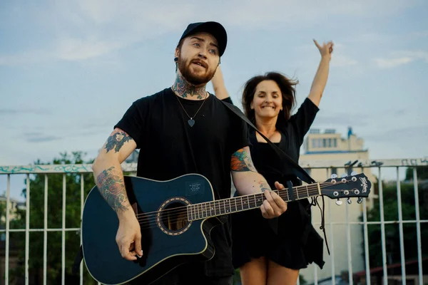 Jonge Man Straatmuzikant Speelt Gitaar Zingt Straatmuzikant — Stockfoto