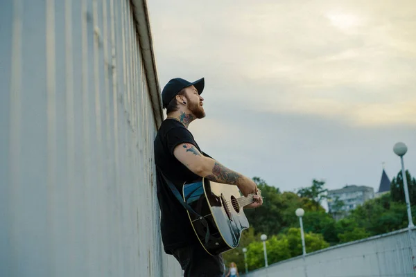 Genç Sokak Müzisyeni Gitar Çalar Şarkı Söyler Sokak Müzisyeni — Stok fotoğraf