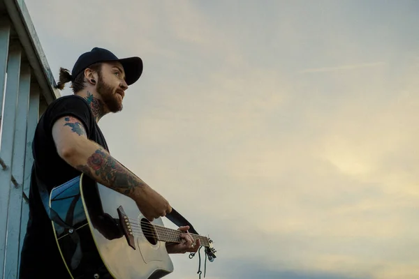 Jovem Músico Rua Toca Guitarra Canta Musicante Rua — Fotografia de Stock