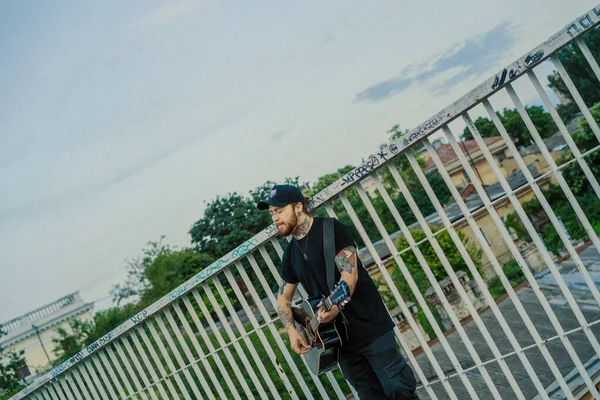 Joven Músico Callejero Toca Guitarra Canta Musicante Callejero — Foto de Stock