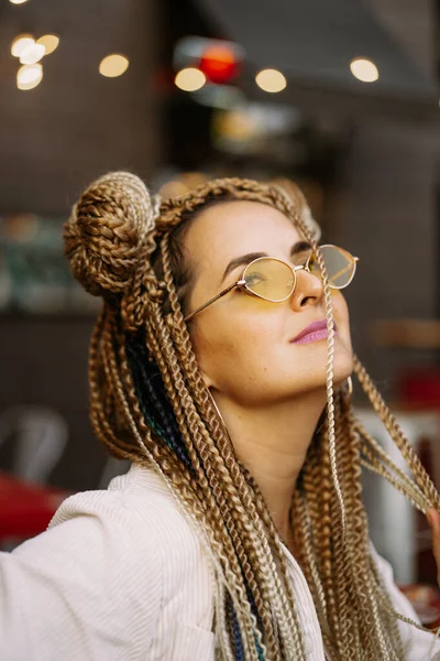 Jovem Bela Mulher Multirracial Com Loira Afro Sutiã Penteado — Fotografia de Stock