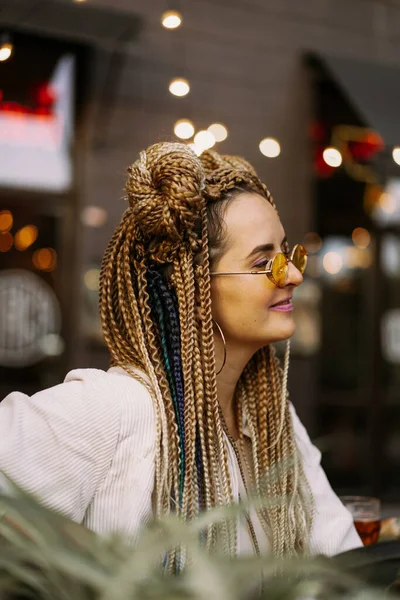 Joven Hermosa Mujer Multirracial Con Sujetador Peinado Afro Rubia — Foto de Stock