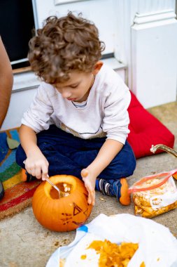 Sevgili baba baba çocuklara balkabağındaki tüm posaları çıkarmaları için yardım ederken aynı zamanda aileleriyle Jack O feneri oyuyor ve ebeveynleri Cadılar Bayramı 'na hazırlanıyor. Mutlu cadılar bayramı