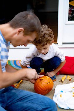 Sevgili baba baba çocuklara balkabağındaki tüm posaları çıkarmaları için yardım ederken aynı zamanda aileleriyle Jack O feneri oyuyor ve ebeveynleri Cadılar Bayramı 'na hazırlanıyor. Mutlu cadılar bayramı
