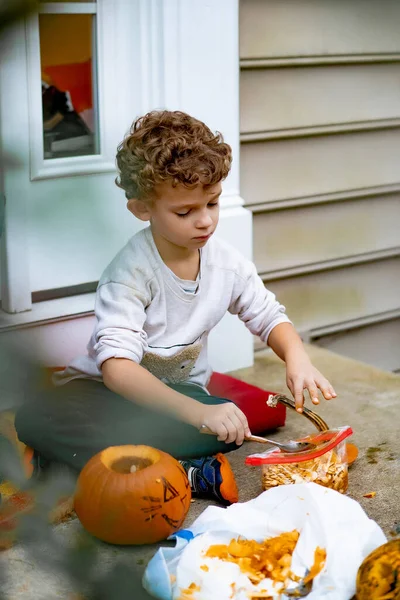 Маленький Мальчик Тыквенным Валетом Хэллоуин Ребенок Вырезает Лампу Джек Тыквы — стоковое фото