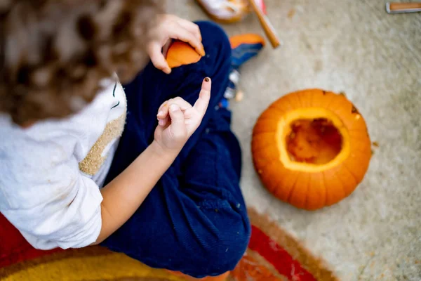 Pojkbarn Med Pumpa Knekt För Halloween Ett Barn Snidar — Stockfoto