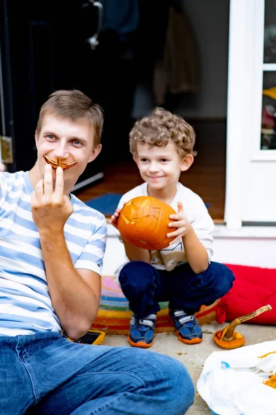 Lovely Father Dad Helping Kids Remove All Pulp Pumpkin While — Stock Photo, Image