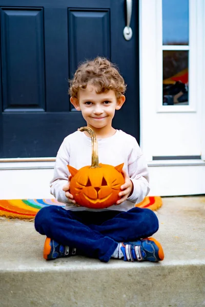 Pojkbarn Med Pumpa Knekt För Halloween Ett Barn Ristar Lampa — Stockfoto