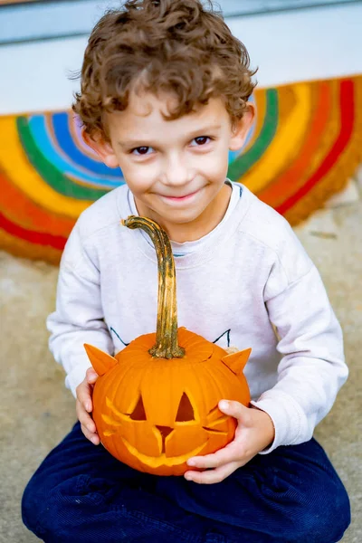 Pojkbarn Med Pumpa Knekt För Halloween Ett Barn Ristar Lampa — Stockfoto