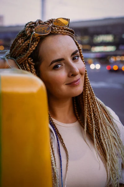 Mujer Joven Con Trenzas Afro Zizi Maquillaje Brillante Una Gran —  Fotos de Stock