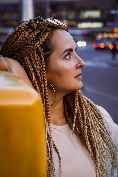 Ung Kvinna Med Afro Zizi Flätor Och Ljus Makeup Stor — Stockfoto