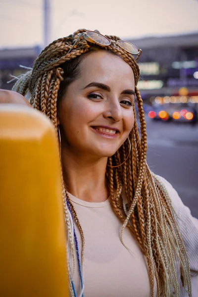 Mujer Joven Con Trenzas Afro Zizi Maquillaje Brillante Una Gran — Foto de Stock