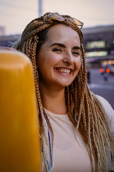 Mujer Joven Con Trenzas Afro Zizi Maquillaje Brillante Una Gran —  Fotos de Stock