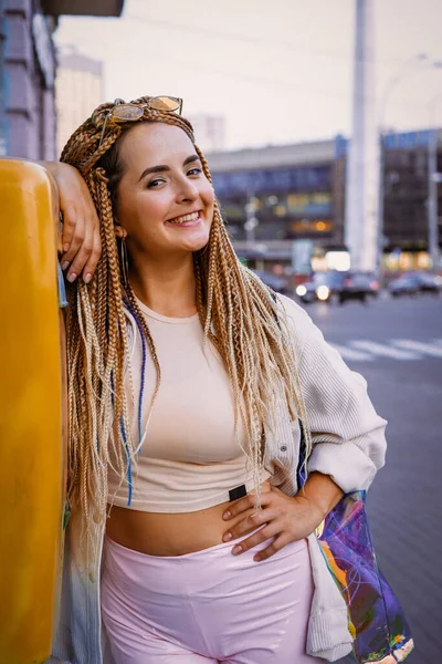 Mujer Joven Con Trenzas Afro Zizi Maquillaje Brillante Una Gran —  Fotos de Stock