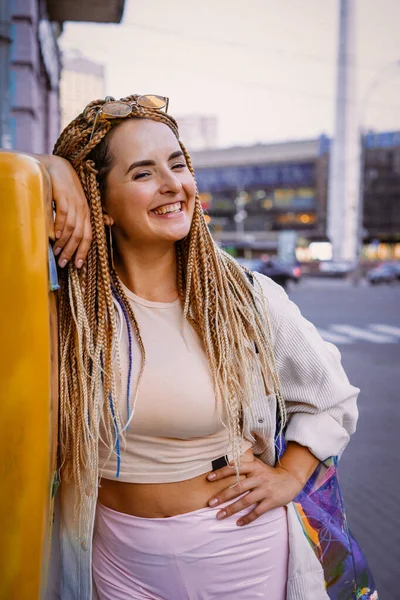 Mujer Joven Con Trenzas Afro Zizi Maquillaje Brillante Una Gran — Foto de Stock