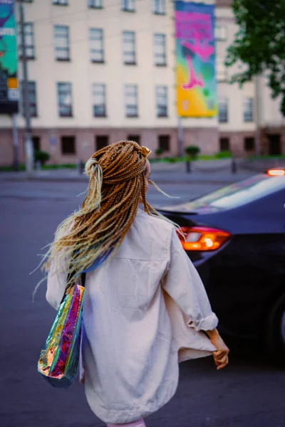 Giovane Donna Con Trecce Afro Zizi Trucco Luminoso Una Grande — Foto Stock